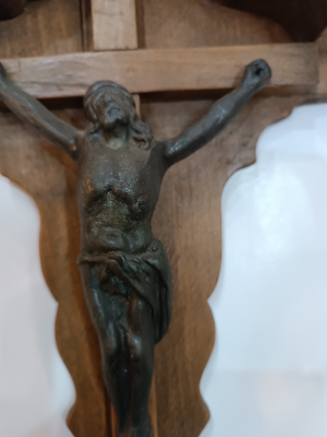 Discover our range of antique wooden crucifixes, like this 18-19th century piece from a French church. Explore now, buy & cherish the uniqueness.