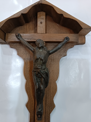 Discover our range of antique wooden crucifixes, like this 18-19th century piece from a French church. Explore now, buy & cherish the uniqueness.