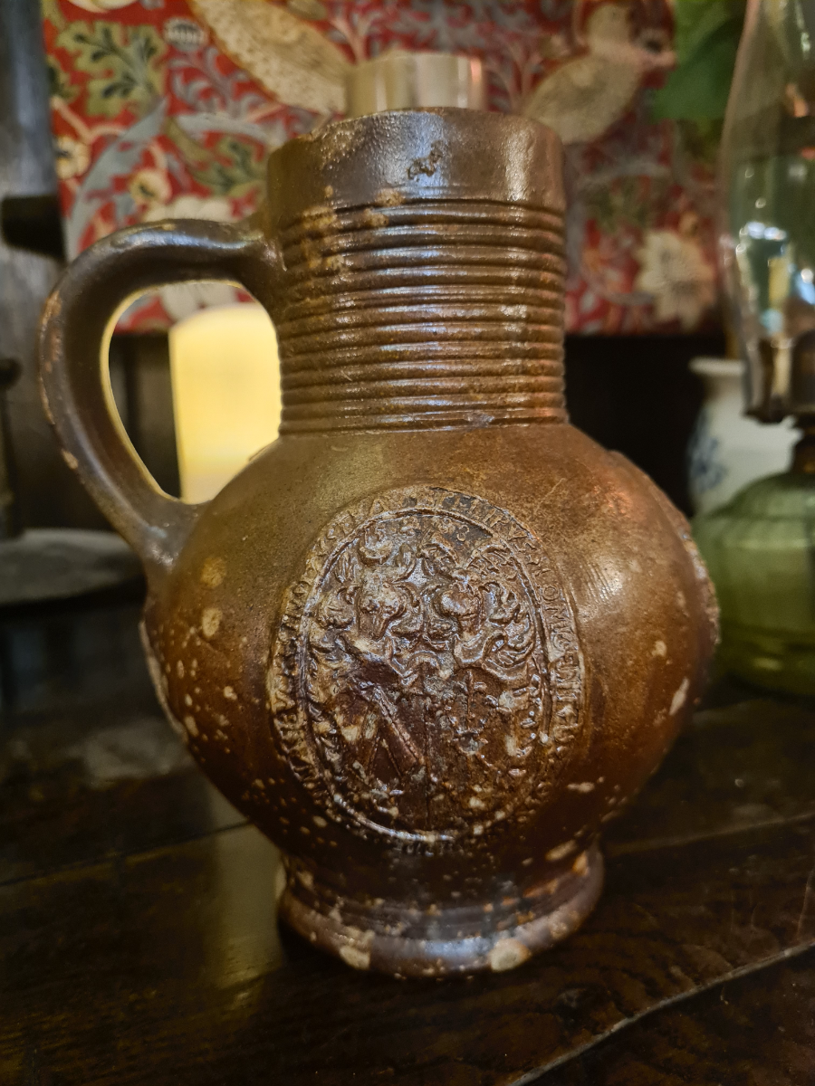 Discover our collection of 16th-century medallions, featuring the stunning 1588 Philippe Von Lomont. Admire intricate details like Amsterdam's coat of arms. Shop now!