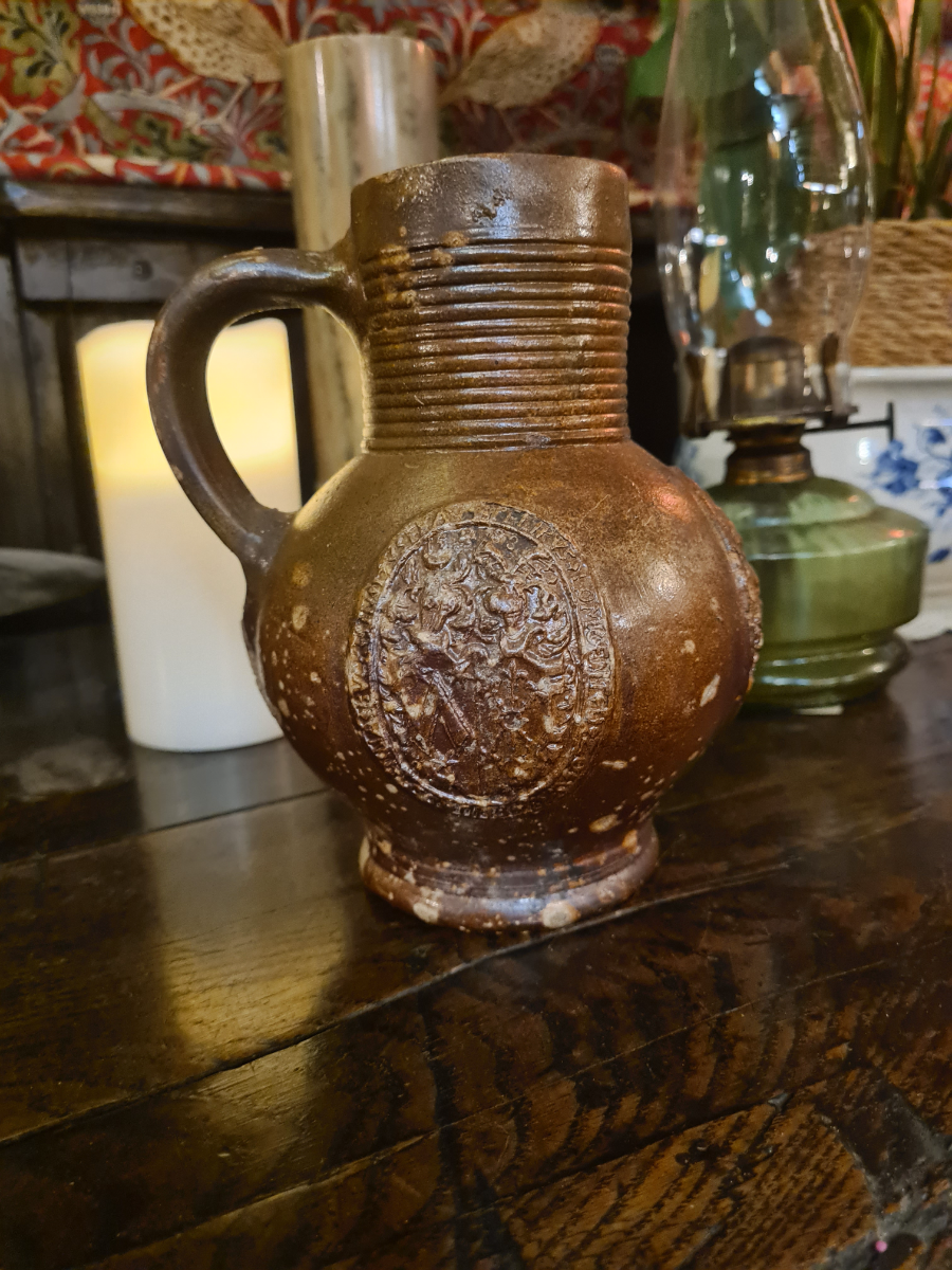 Discover our collection of 16th-century medallions, featuring the stunning 1588 Philippe Von Lomont. Admire intricate details like Amsterdam's coat of arms. Shop now!