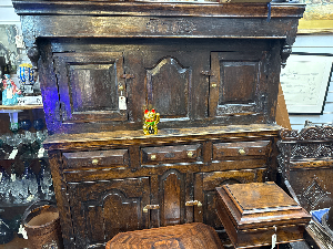 Scopri il nostro diadarn gallese datato 1716 in buone condizioni, con restauri risalenti ai primi del 20° secolo. Richiedi una visione video! Mobili antichi al loro meglio.