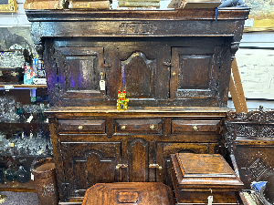 Scopri il nostro diadarn gallese datato 1716 in buone condizioni, con restauri risalenti ai primi del 20° secolo. Richiedi una visione video! Mobili antichi al loro meglio.
