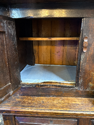 Scopri il nostro diadarn gallese datato 1716 in buone condizioni, con restauri risalenti ai primi del 20° secolo. Richiedi una visione video! Mobili antichi al loro meglio.