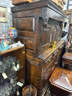 Scopri il nostro diadarn gallese datato 1716 in buone condizioni, con restauri risalenti ai primi del 20° secolo. Richiedi una visione video! Mobili antichi al loro meglio.