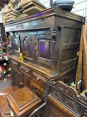 Scopri il nostro diadarn gallese datato 1716 in buone condizioni, con restauri risalenti ai primi del 20° secolo. Richiedi una visione video! Mobili antichi al loro meglio.