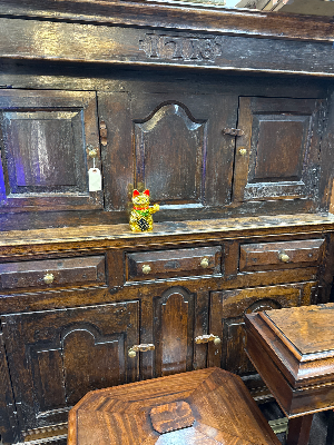 Scopri il nostro diadarn gallese datato 1716 in buone condizioni, con restauri risalenti ai primi del 20° secolo. Richiedi una visione video! Mobili antichi al loro meglio.