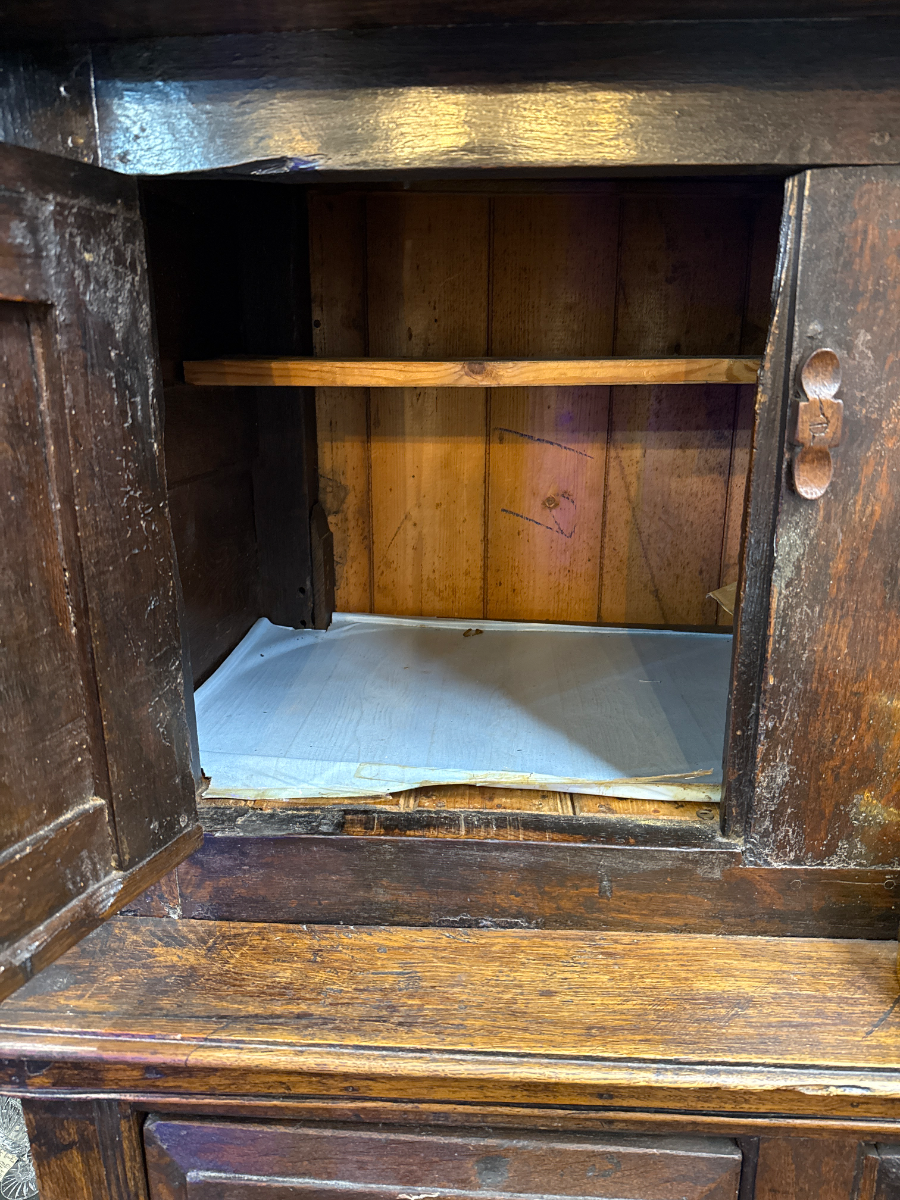Scopri il nostro diadarn gallese datato 1716 in buone condizioni, con restauri risalenti ai primi del 20° secolo. Richiedi una visione video! Mobili antichi al loro meglio.