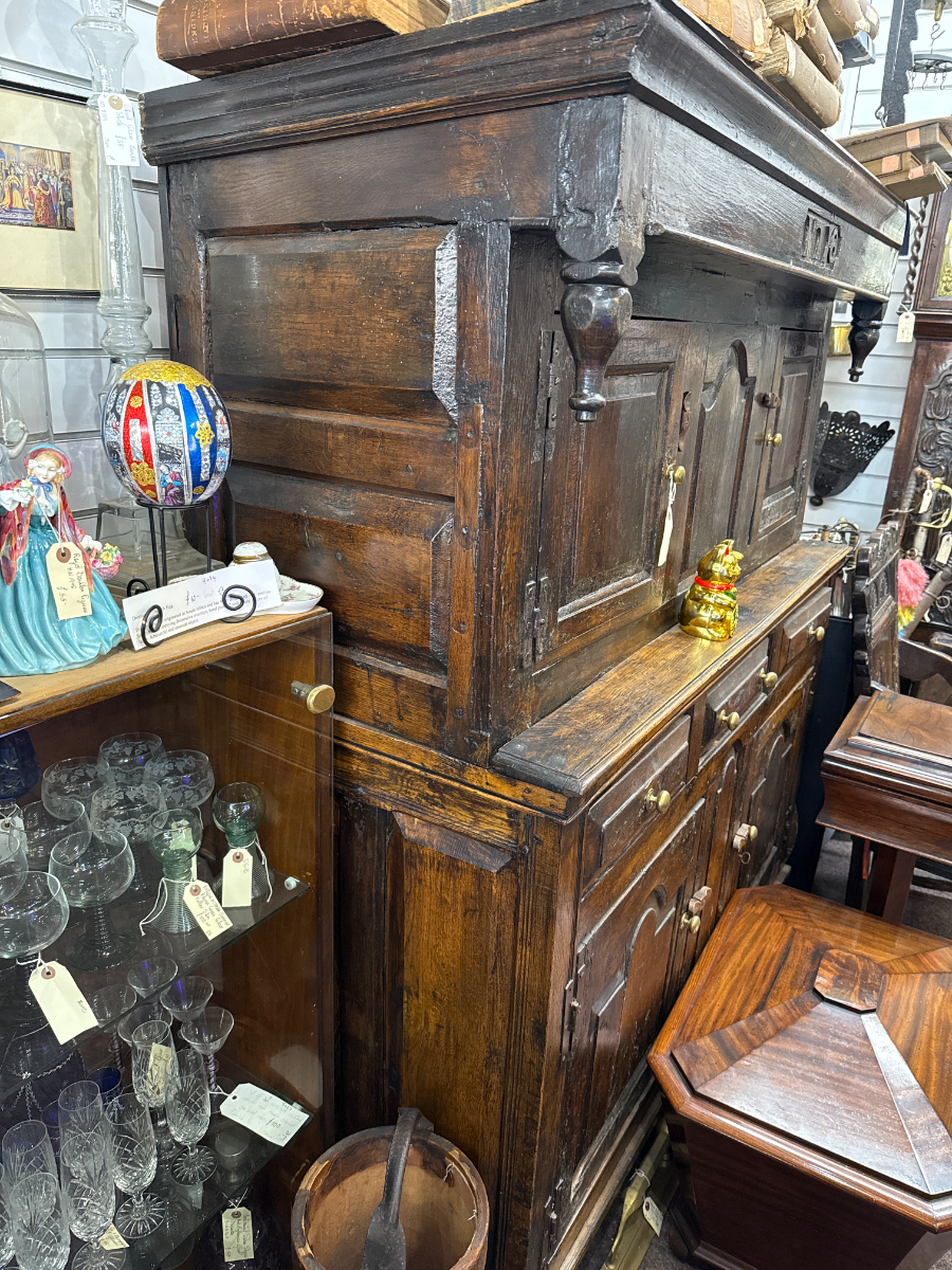 Scopri il nostro diadarn gallese datato 1716 in buone condizioni, con restauri risalenti ai primi del 20° secolo. Richiedi una visione video! Mobili antichi al loro meglio.