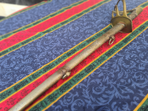 Discover our 1822 French Heavy Cavalry Sword, marked Chaterellaux and dated 1833. In good condition with an included scabbard. Buy now!