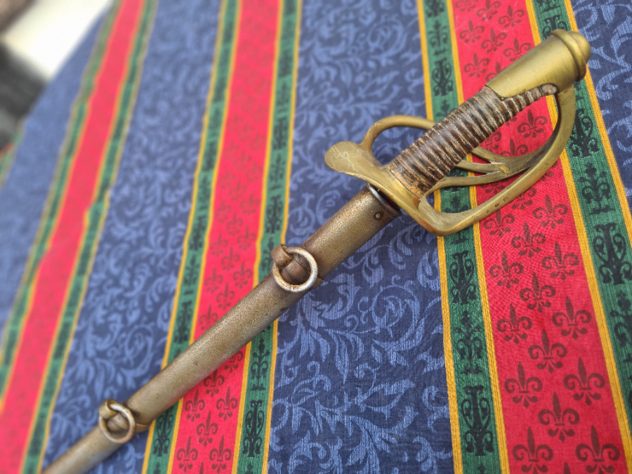 Discover our 1822 French Heavy Cavalry Sword, marked Chaterellaux and dated 1833. In good condition with an included scabbard. Buy now!