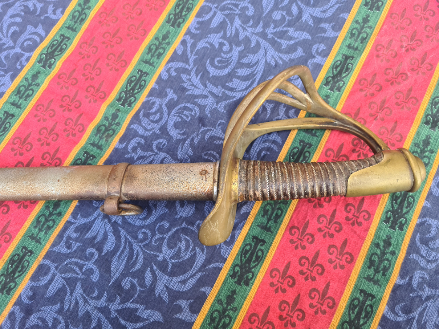 Discover our 1822 French Heavy Cavalry Sword, marked Chaterellaux and dated 1833. In good condition with an included scabbard. Buy now!