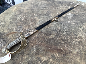 A lovely rare 1827 pattern Victorian Royal Navy claymore bladed sword retailed by Frederick Highatt of Gosport (1855-1905).

Some wear on the blade but mostly a very clean example of a rare variation of Royal Navy sword.

Total length 90cm.
Blade length 76cm.