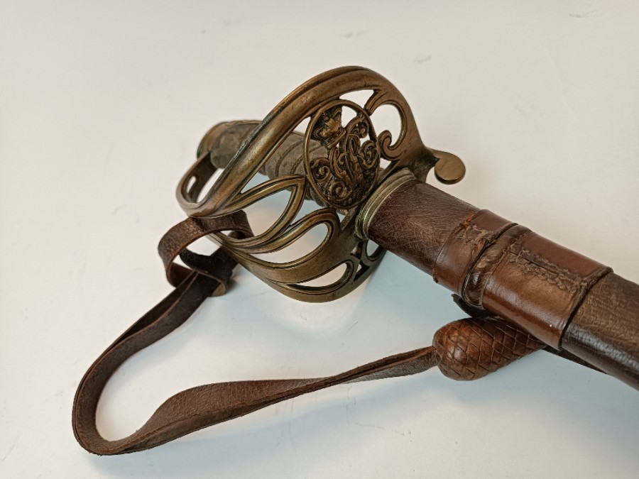 Discover our 1854 pattern infantry officers with a leather field scabbard. Excellent condition, faint scabbard engravings. No visible regimental marks. Shop now!