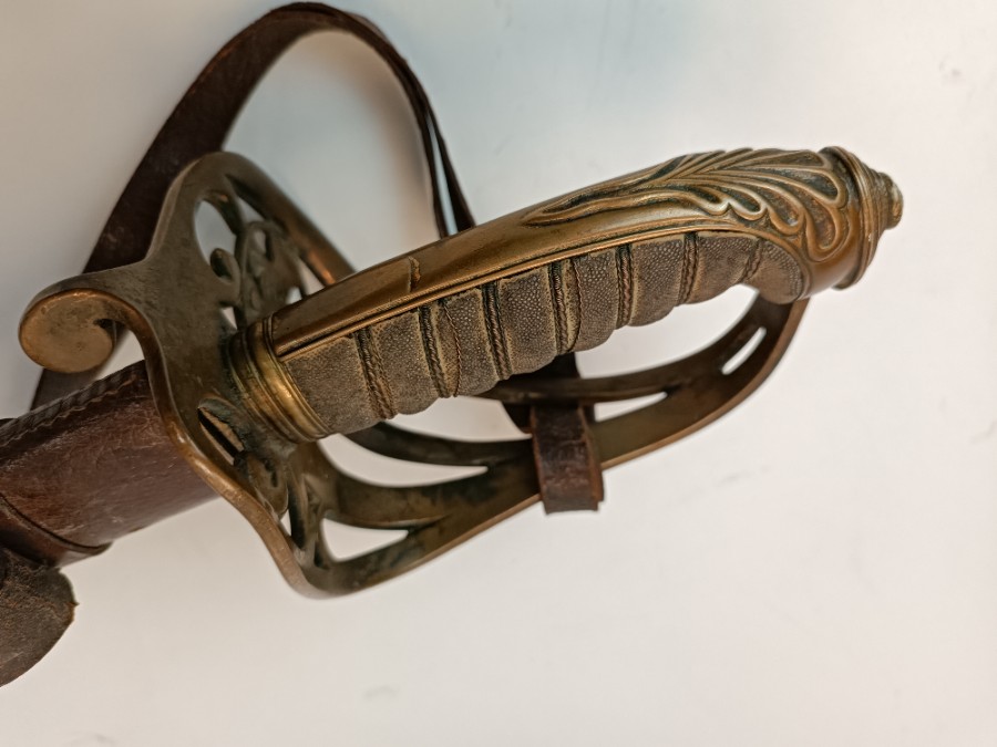 Discover our 1854 pattern infantry officers with a leather field scabbard. Excellent condition, faint scabbard engravings. No visible regimental marks. Shop now!