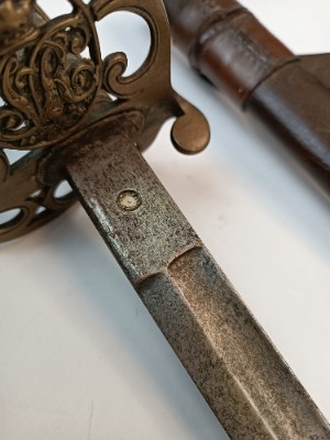 Discover our 1854 pattern infantry officers with a leather field scabbard. Excellent condition, faint scabbard engravings. No visible regimental marks. Shop now!