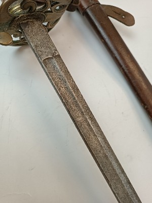Discover our 1854 pattern infantry officers with a leather field scabbard. Excellent condition, faint scabbard engravings. No visible regimental marks. Shop now!