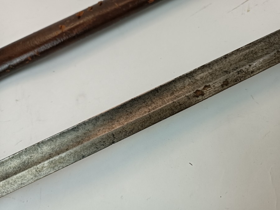 Discover our 1854 pattern infantry officers with a leather field scabbard. Excellent condition, faint scabbard engravings. No visible regimental marks. Shop now!