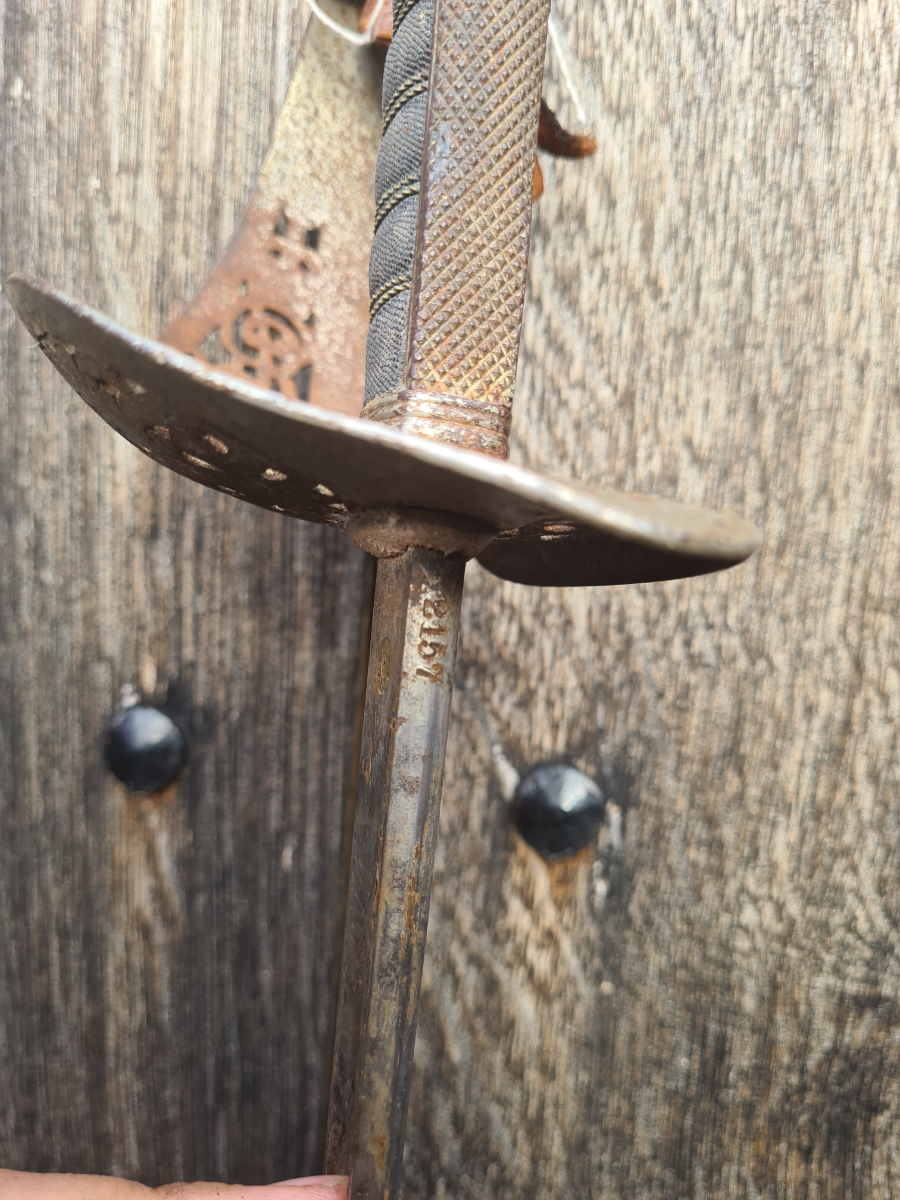 Discover our authentic 1897 George V Officers Dress Sword by T.G Phillips. Sourced straight from Dublin, it comes complete with a scabbard. Buy now.