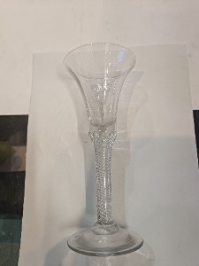 Discover our selection of 18th century air twist waisted glasses. Shop now to own a piece of history, like the 1745's model boasting an 18.5 cm height. Don't miss out!