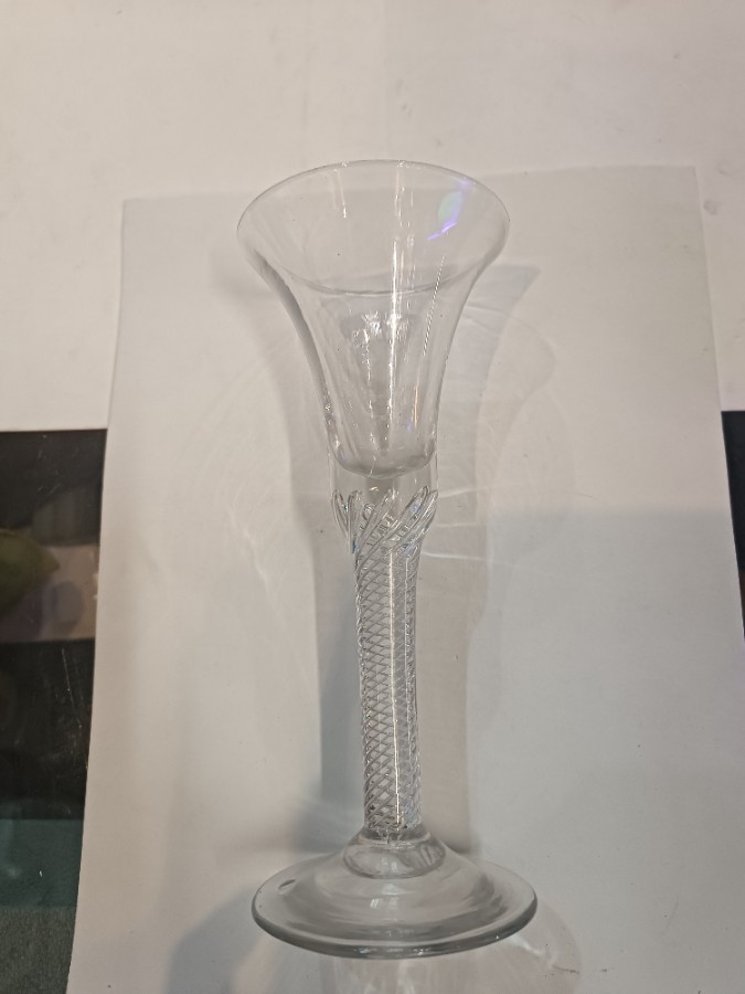 Discover our selection of 18th century air twist waisted glasses. Shop now to own a piece of history, like the 1745's model boasting an 18.5 cm height. Don't miss out!