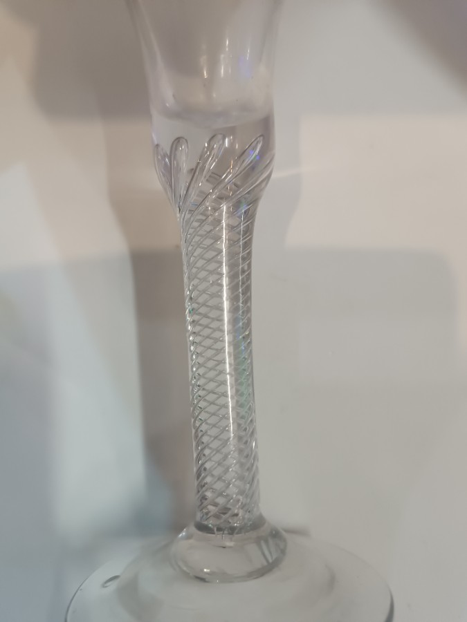 Discover our selection of 18th century air twist waisted glasses. Shop now to own a piece of history, like the 1745's model boasting an 18.5 cm height. Don't miss out!