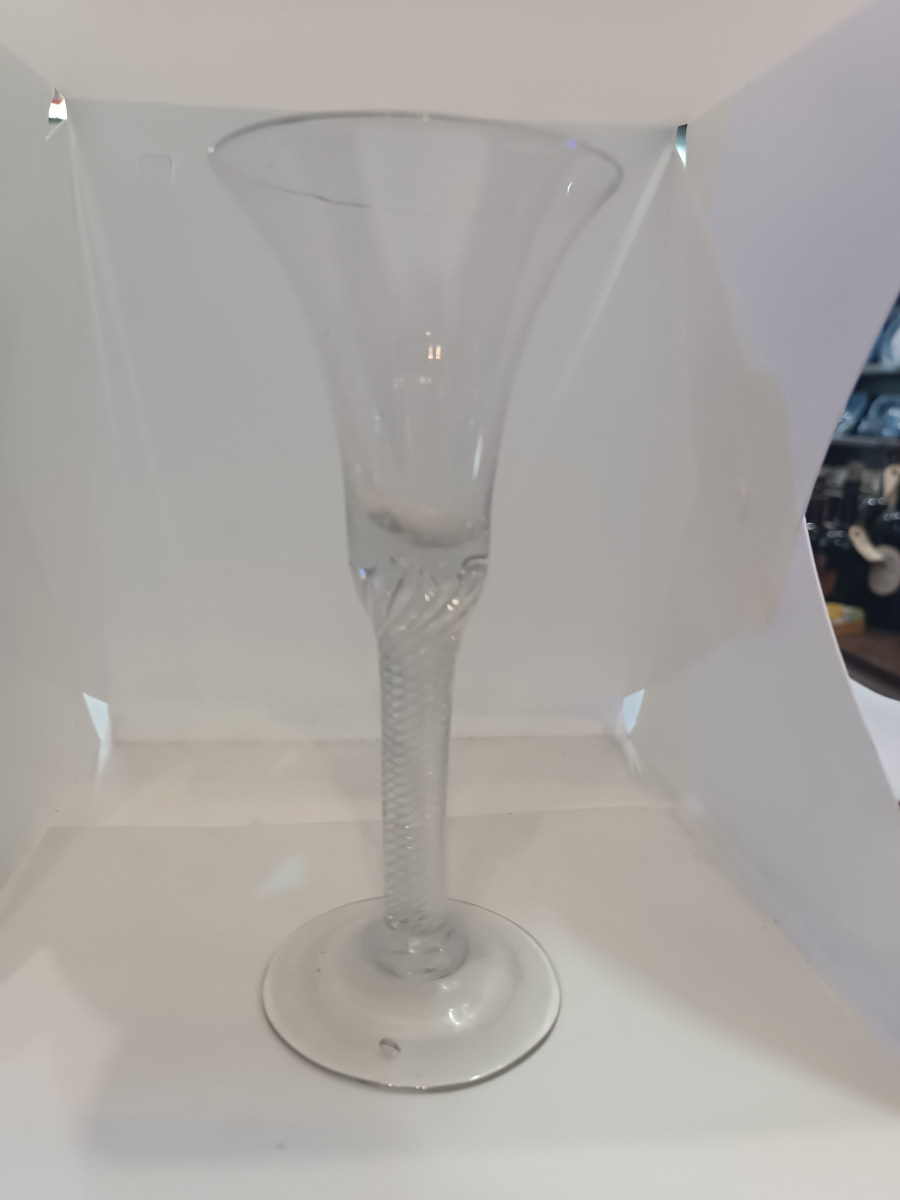 Discover our selection of 18th century air twist waisted glasses. Shop now to own a piece of history, like the 1745's model boasting an 18.5 cm height. Don't miss out!