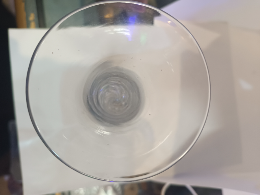 Discover our selection of 18th century air twist waisted glasses. Shop now to own a piece of history, like the 1745's model boasting an 18.5 cm height. Don't miss out!