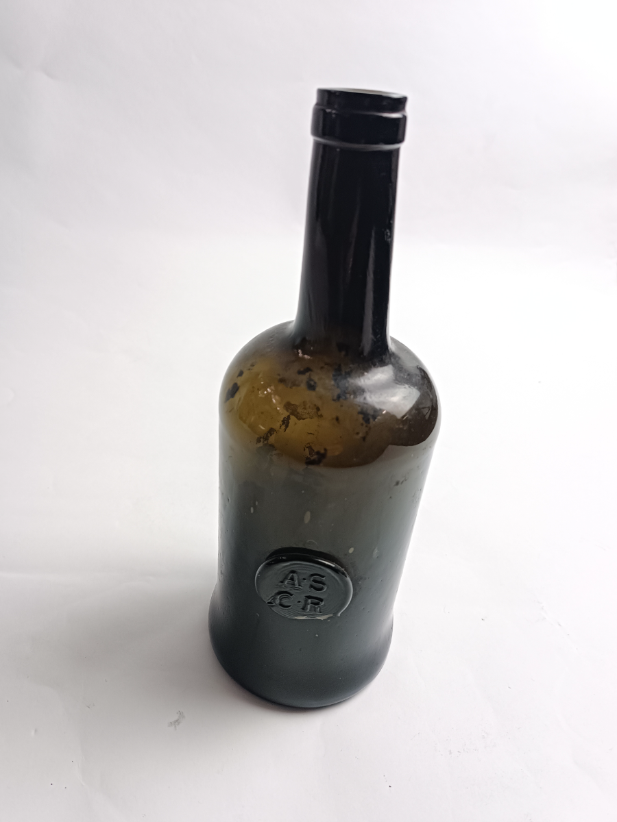 Discover our collection of late 18th century Oxford hand blown bottles. This circa 1796 model features an A.S C.R seal. A perfect addition to your antique collection. Shop now!