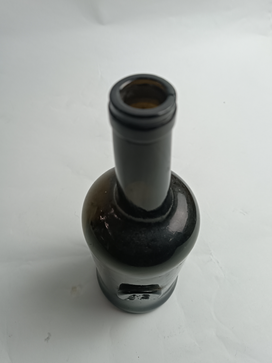 Discover our collection of late 18th century Oxford hand blown bottles. This circa 1796 model features an A.S C.R seal. A perfect addition to your antique collection. Shop now!