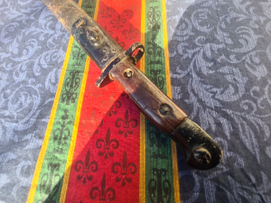 Discover our range of antique bayonets like the Australian 1907 model by Lithgow, complete with early stamps and scabbard. Shop now to add this 1919 piece to your collection.