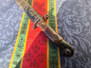 Discover our range of antique bayonets like the Australian 1907 model by Lithgow, complete with early stamps and scabbard. Shop now to add this 1919 piece to your collection.