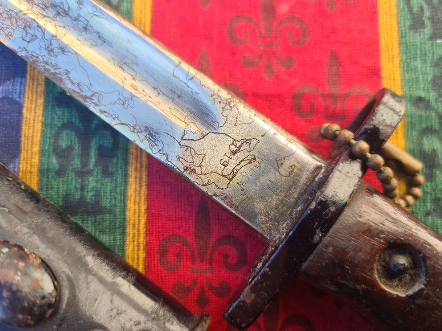 Discover our range of antique bayonets like the Australian 1907 model by Lithgow, complete with early stamps and scabbard. Shop now to add this 1919 piece to your collection.