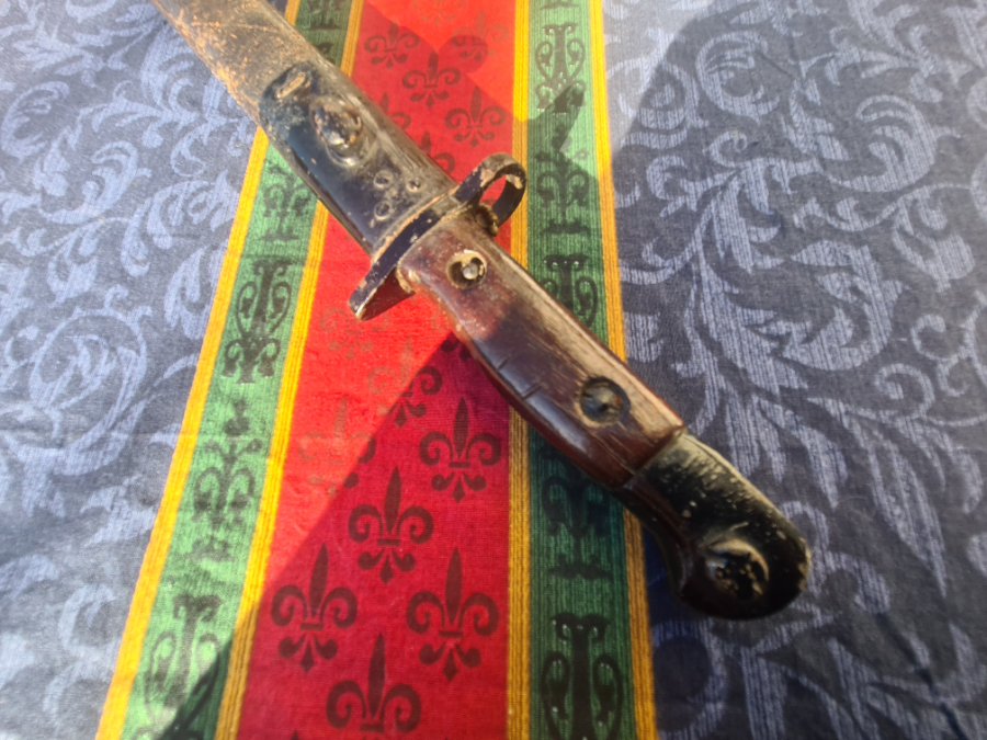 Discover our range of antique bayonets like the Australian 1907 model by Lithgow, complete with early stamps and scabbard. Shop now to add this 1919 piece to your collection.