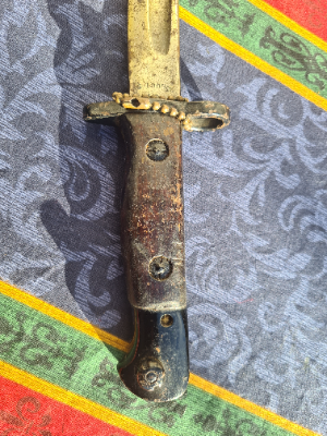 Discover our collection of authentic 1907 bayonets, bend-tested at Enfield. Check out the broad arrow markings, dates from 1915 & markings from 1925. Shop now!