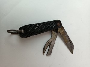 Discover our 1944 Sheffield Steel pocket knife in good condition. Shop now to add this unique piece to your vintage collection!