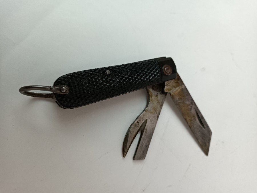 Discover our 1944 Sheffield Steel pocket knife in good condition. Shop now to add this unique piece to your vintage collection!