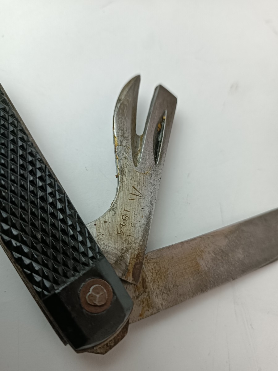 Discover our 1944 Sheffield Steel pocket knife in good condition. Shop now to add this unique piece to your vintage collection!