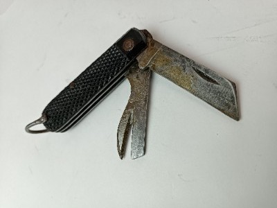 Discover our 1944 Sheffield Steel pocket knife in good condition. Shop now to add this unique piece to your vintage collection!