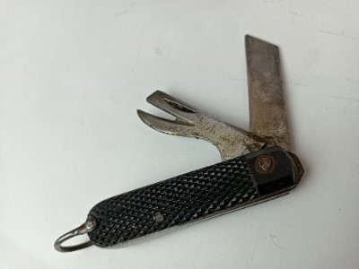 Discover our 1944 Sheffield Steel pocket knife in good condition. Shop now to add this unique piece to your vintage collection!