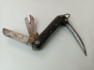 Discover our 1946 WD stamped pocket knife, expertly crafted by WMF Sheffield. Highly durable, uniquely designed. Shop now and own a piece of history.