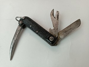 Discover our 1946 WD stamped pocket knife, expertly crafted by WMF Sheffield. Highly durable, uniquely designed. Shop now and own a piece of history.