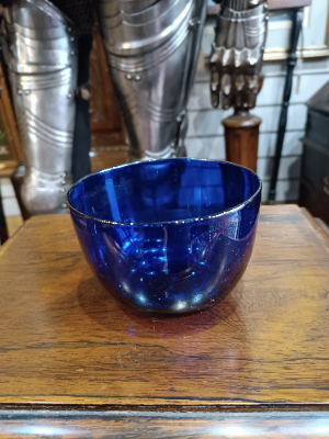 Discover our unique Bristol blue Finger glass bowl from the 19th century, in perfect condition and 12 cm in diameter. Shop now to add authentic vintage elegance to your decor!