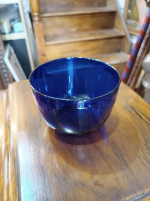 Discover our unique Bristol blue Finger glass bowl from the 19th century, in perfect condition and 12 cm in diameter. Shop now to add authentic vintage elegance to your decor!