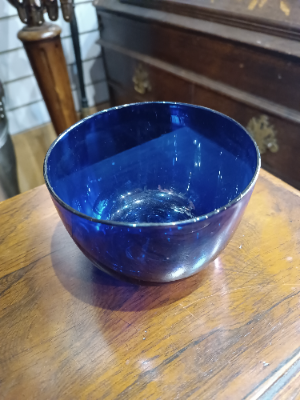 Discover our unique Bristol blue Finger glass bowl from the 19th century, in perfect condition and 12 cm in diameter. Shop now to add authentic vintage elegance to your decor!