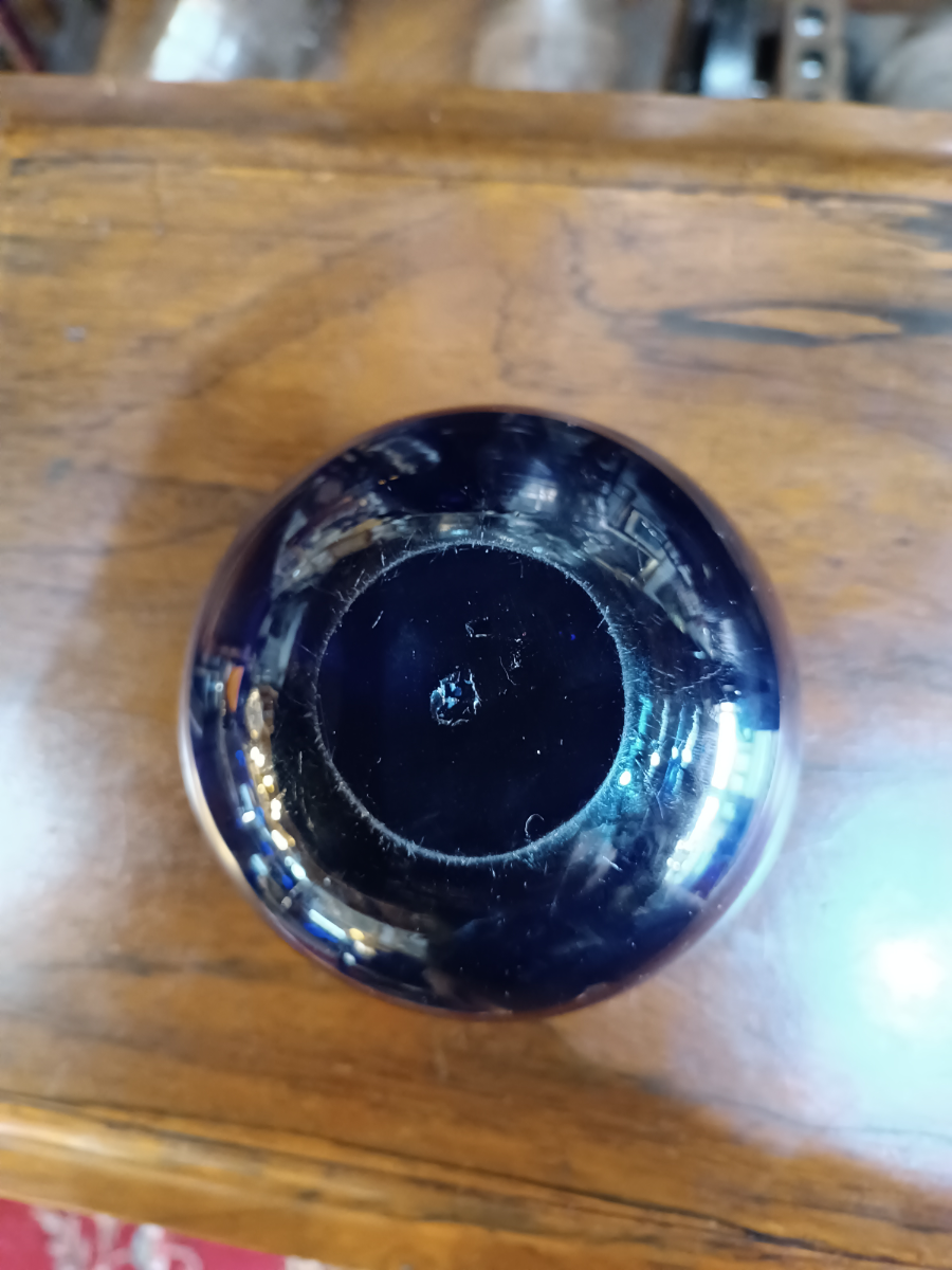 Discover our unique Bristol blue Finger glass bowl from the 19th century, in perfect condition and 12 cm in diameter. Shop now to add authentic vintage elegance to your decor!