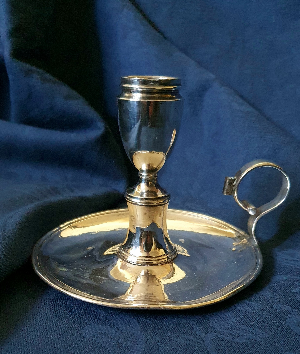 Discover our stunning Victorian silver-plated chamber-stick from the late 19th century. Ideal for antique lovers. Shop now!