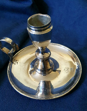 Discover our stunning Victorian silver-plated chamber-stick from the late 19th century. Ideal for antique lovers. Shop now!