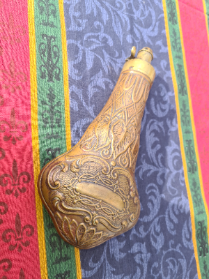 Discover our range of authentic 19th century copper powder flasks. In good used condition, perfect for collectors and history enthusiasts. Shop now!