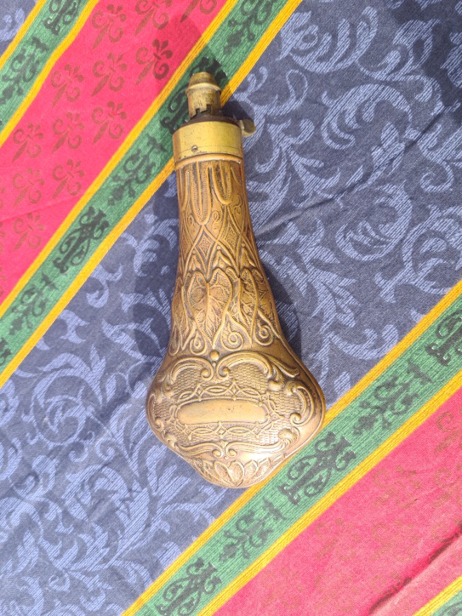 Discover our range of authentic 19th century copper powder flasks. In good used condition, perfect for collectors and history enthusiasts. Shop now!