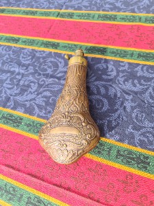 Discover our range of authentic 19th century copper powder flasks. In good used condition, perfect for collectors and history enthusiasts. Shop now!